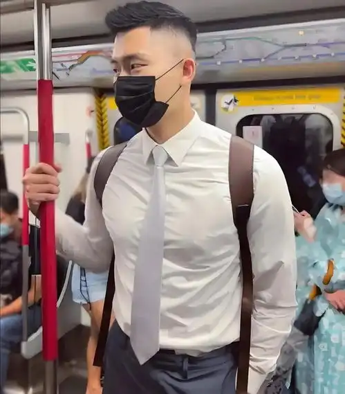 建议穿白衬衫的男生,剪这3款发型,潮流帅气,轻熟有魅力网易订阅
