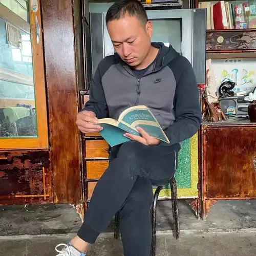 两个月涨粉近1300万,爆红的张同学单身汉只是人设
