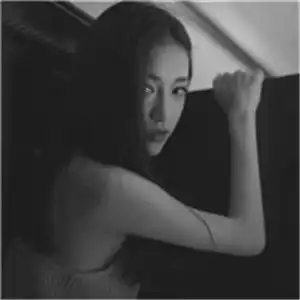 落寞的伤感的女生头像灰色,小情绪的女孩子
