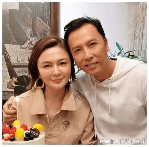 不老女神跌落神坛,年过50岁装少女,整容p图一个比一个厉害
